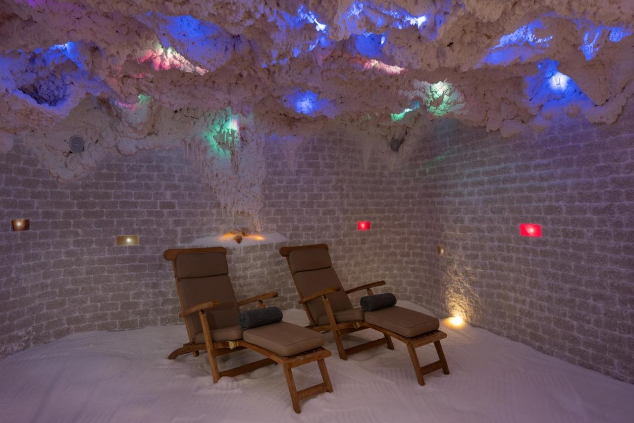 Ensana Buxton Crescent Hotel Kültér fotó Salt cave
